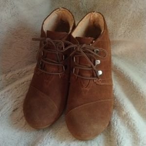 Toms desert wedge booties